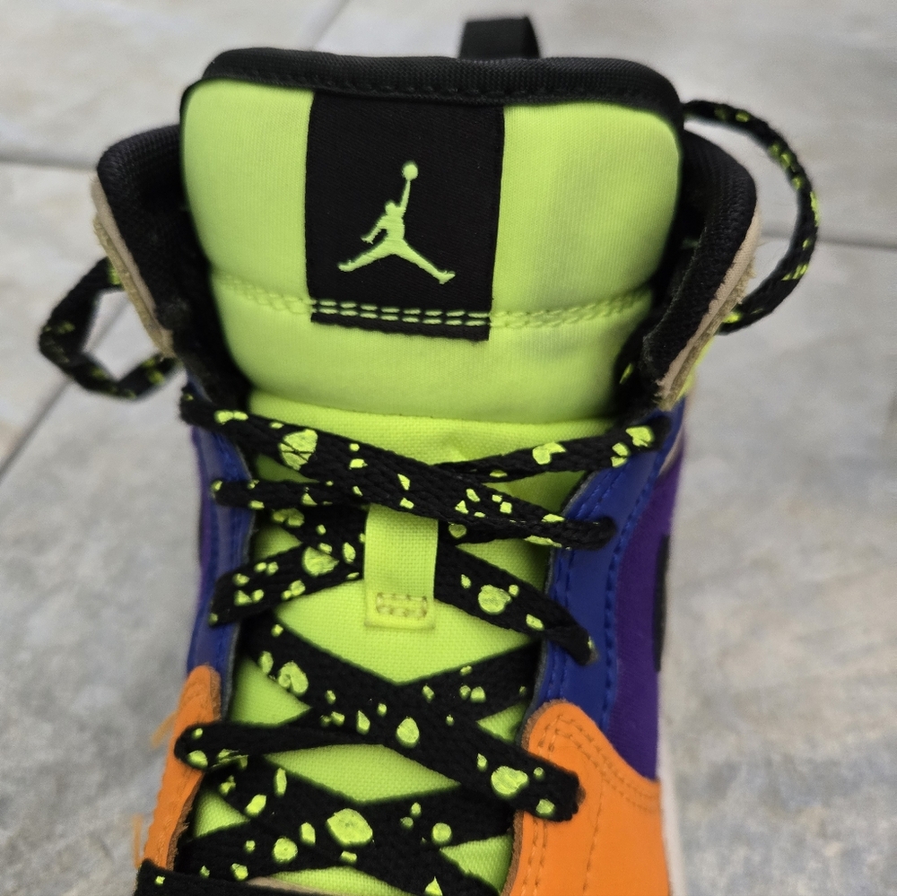 Air Jordan 1 Mid SE Boys' Shoes - Picture 6 of 10